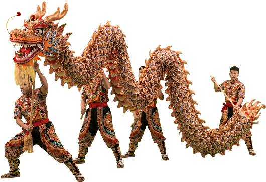 Cuatro artistas con trajes ornamentados sostienen y manipulan un gran dragón dorado y rojo durante una danza tradicional china.