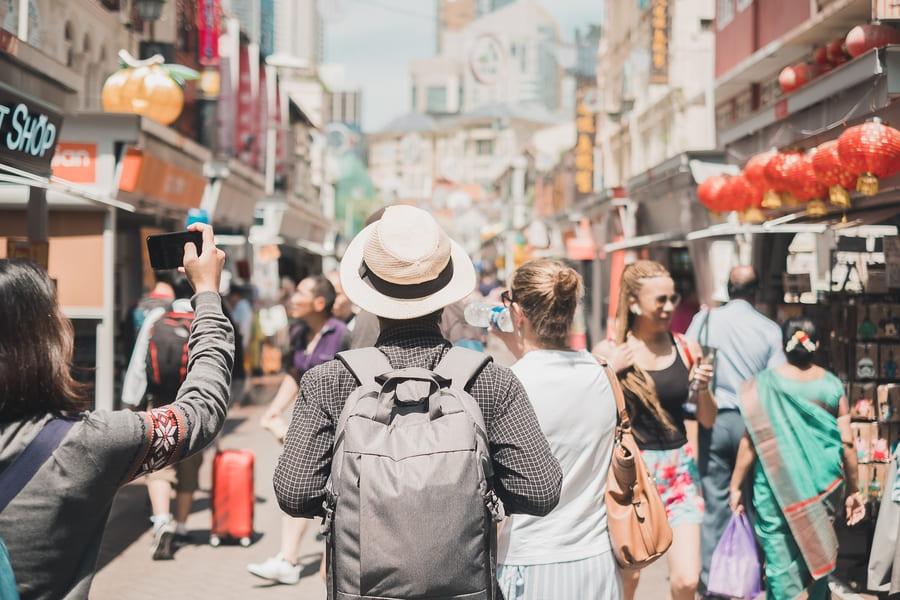 La foto de un viajero en una calle turística en China